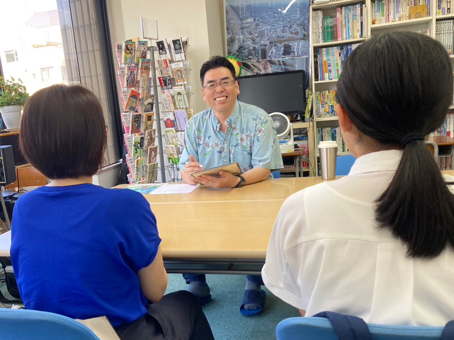 教室・校舎を見学する様子（岐阜開成学院）