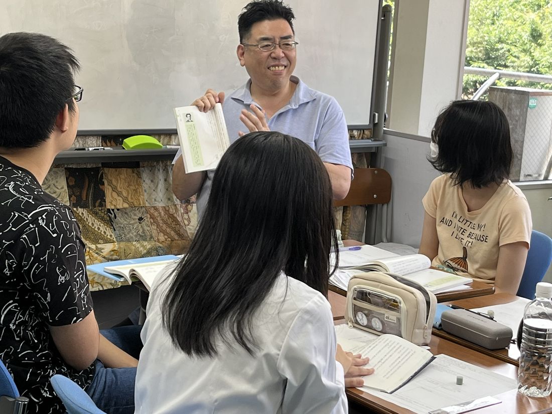 笑顔で対話しながら進む少人数の授業